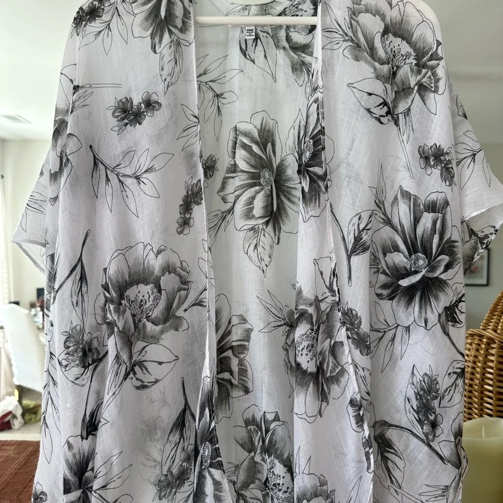 Woven Heart Black & White Floral Kimono - Picture 3 of 4